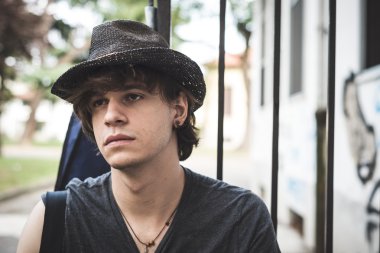 şık genç sarışın hipster adam