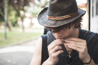 şık genç sarışın hipster adam