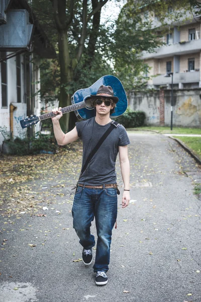 Jonge stijlvolle blonde hipster man — Stockfoto