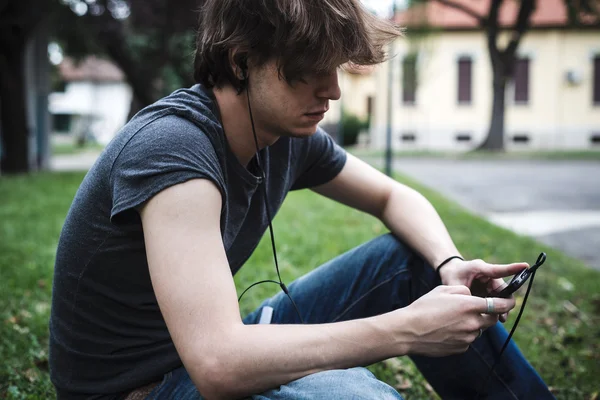 Jonge stijlvolle blonde hipster man — Stockfoto