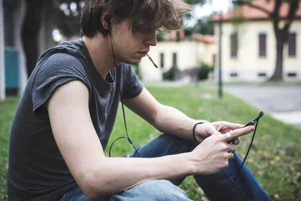 Jonge stijlvolle blonde hipster man — Stockfoto