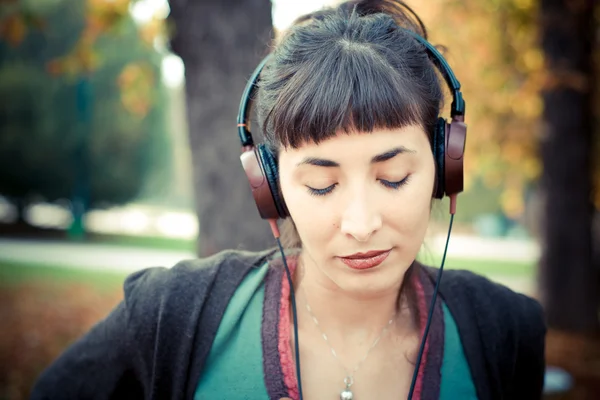 Schöne junge Frau hört Musik — Stockfoto