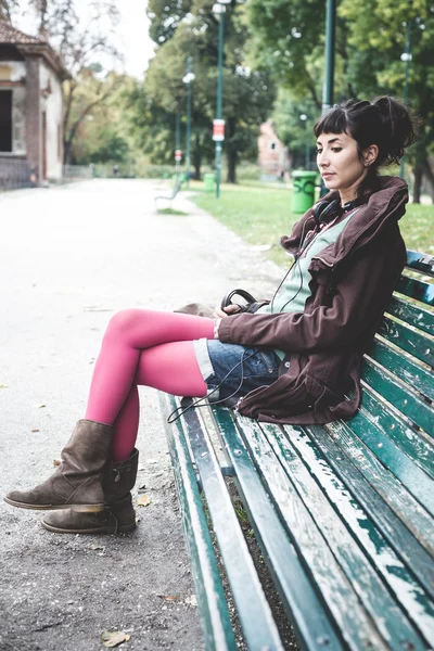 Belle jeune femme À l'écoute de la musique — Photo