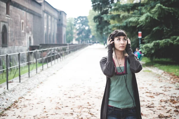 Hermosa joven escuchando música —  Fotos de Stock