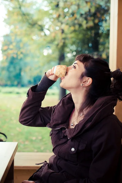 Mooie jonge vrouw drinken koffie — Stockfoto