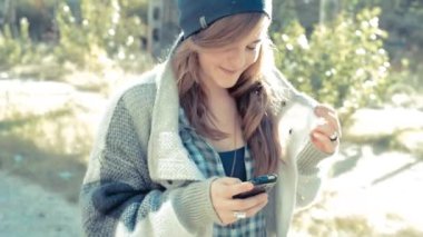 Telefonla Yürüyen Kadın