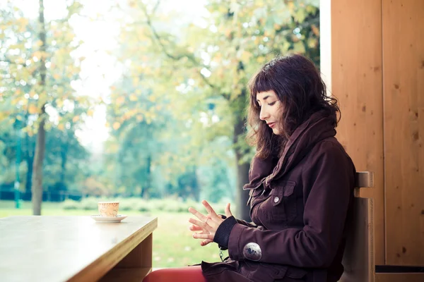 Schöne junge Frau trinkt Kaffee — Stockfoto