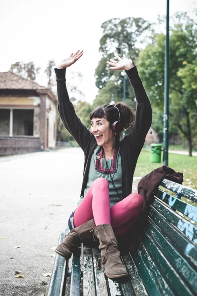 Vacker ung kvinna som lyssnar på musik — Stockfoto