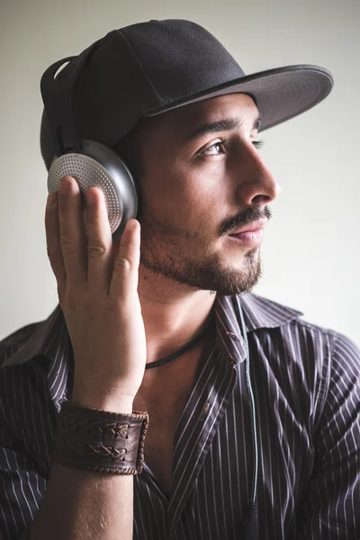 Stijlvolle jongeman luisteren naar muziek — Stockfoto
