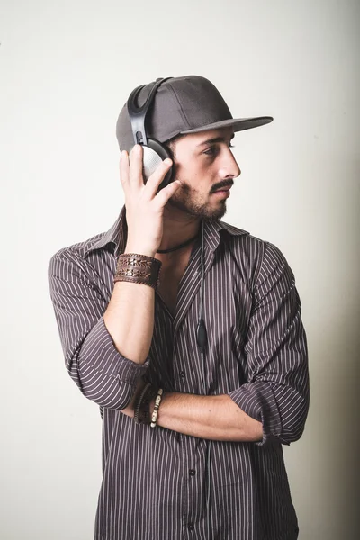 Jovem homem elegante ouvir música — Fotografia de Stock