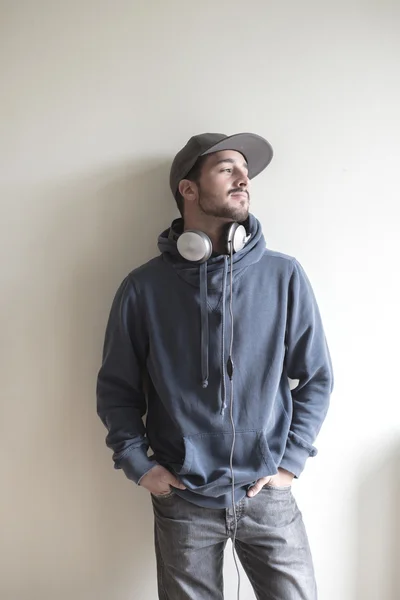Stilvoller junger Mann hört Musik — Stockfoto