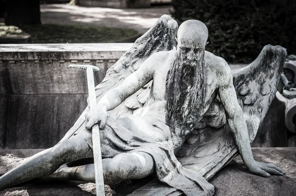 Scary cemetery statue — Stock Photo, Image