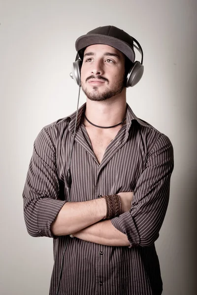 Jeune homme élégant écouter de la musique — Photo