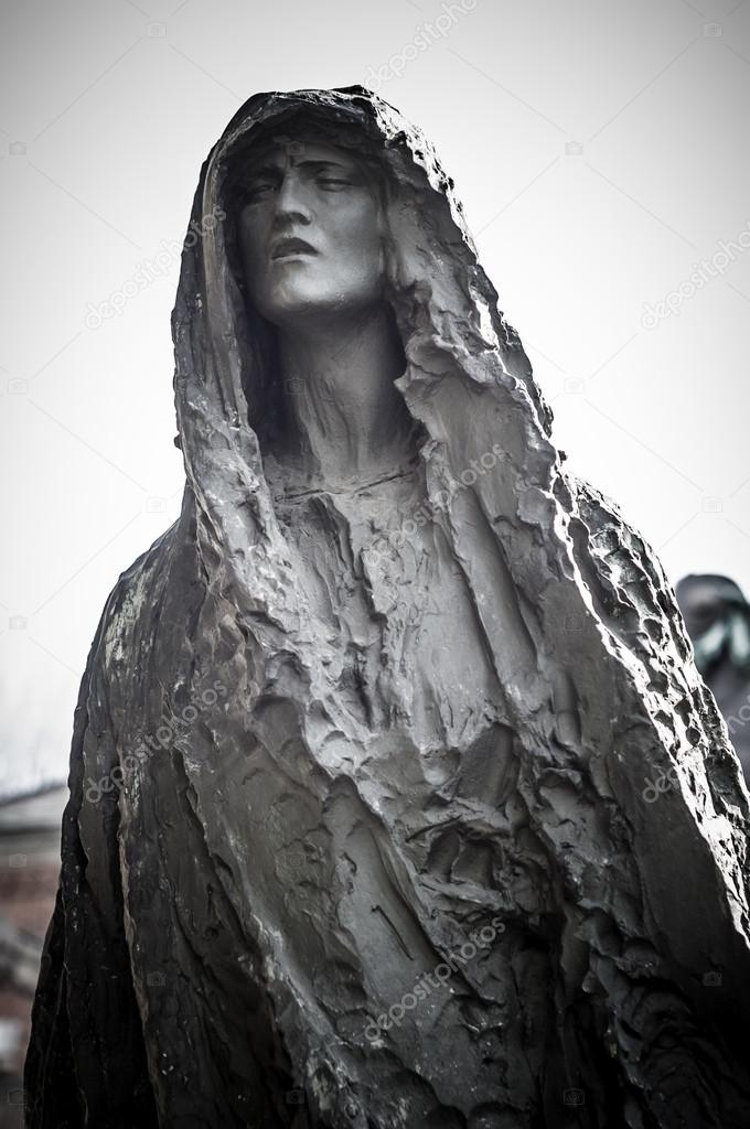 Scary cemetery statue Stock Photo by ©peus 34392061