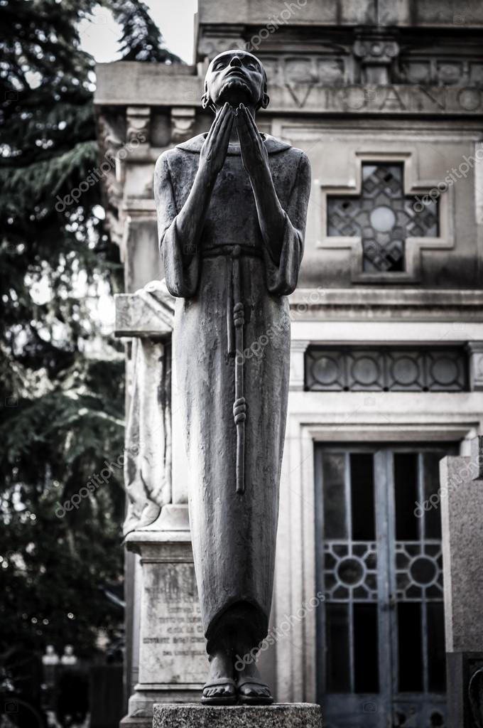 Scary cemetery statue Stock Photo by ©peus 34393961