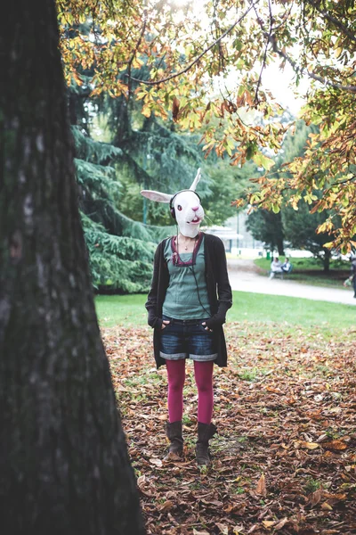Tavşan maskesi kadın müzik — Stok fotoğraf