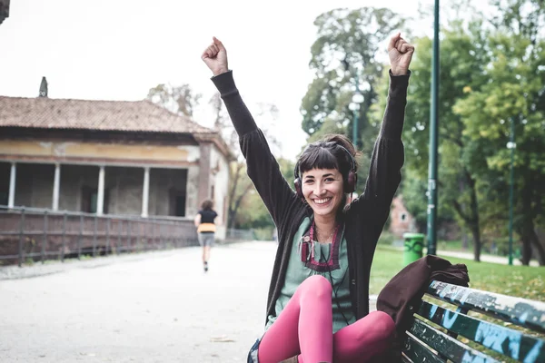 Belle jeune femme À l'écoute de la musique — Photo