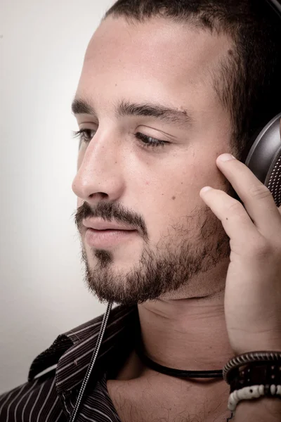 Jovem homem elegante ouvir música — Fotografia de Stock