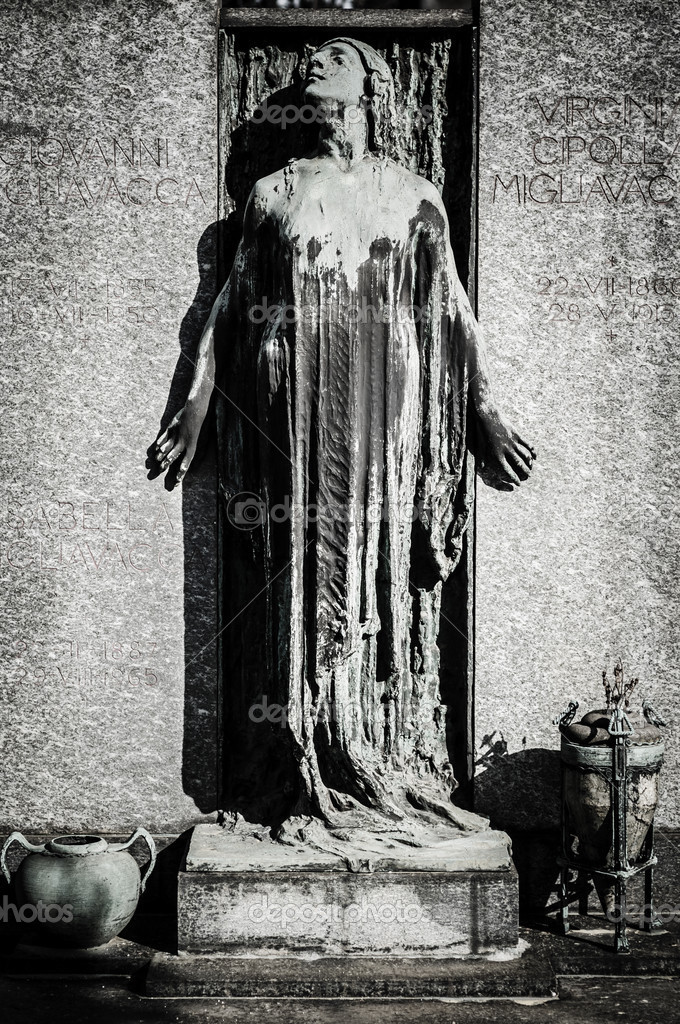 Scary cemetery statue Stock Photo by ©peus 34417479