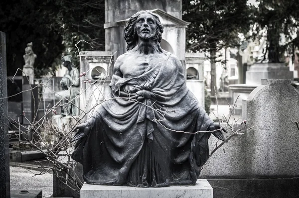 Skrämmande kyrkogård staty — Stockfoto