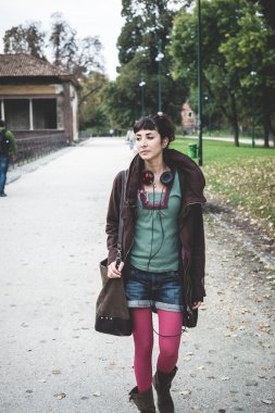 güzel genç yürüyüş