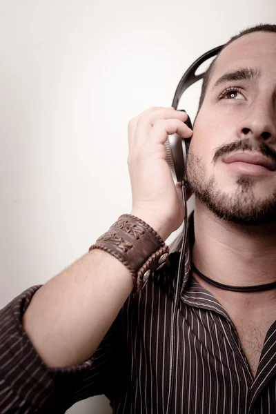 Ung snygg man lyssnar på musik — Stockfoto