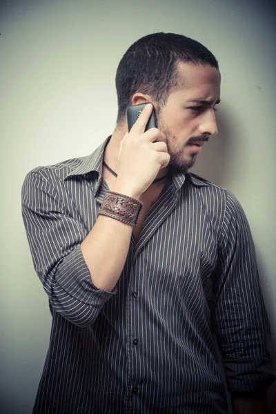 Ung snygg man på telefonen — Stockfoto
