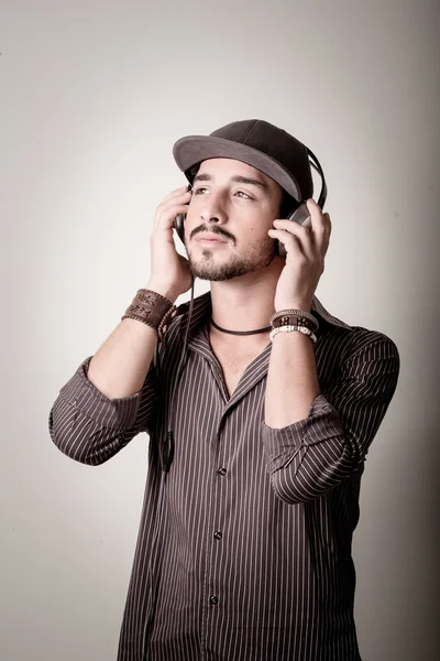 Joven hombre con estilo escuchando música —  Fotos de Stock