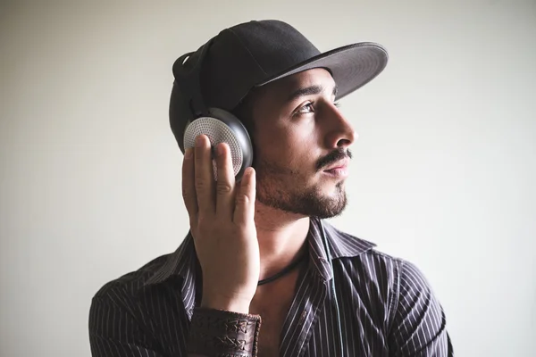 Jovem homem elegante ouvir música — Fotografia de Stock