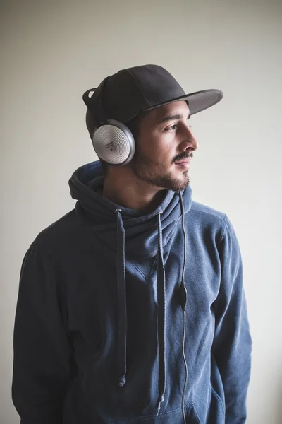 Молодой стильный мужчина слушает музыку — стоковое фото