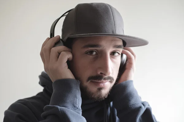 Молодий стильний чоловік слухає музику — стокове фото