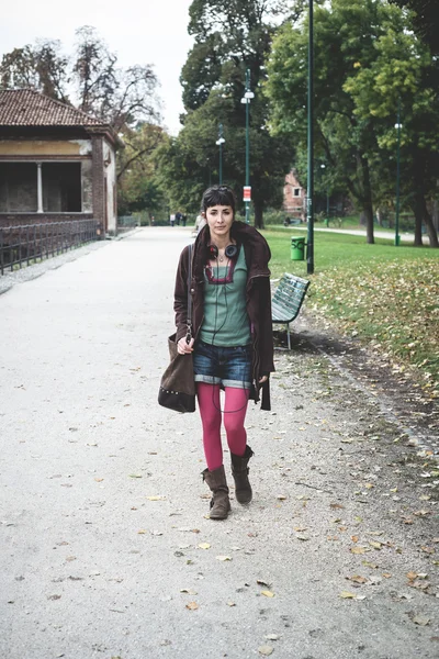 Hermoso joven caminando — Foto de Stock