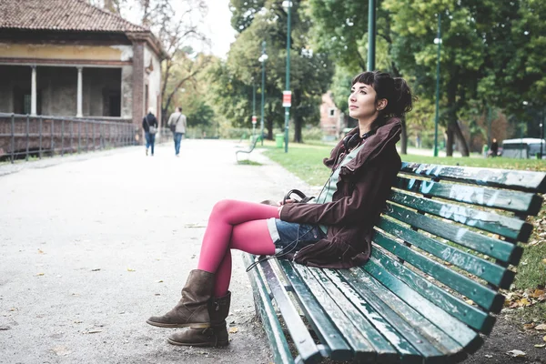 Bella giovane donna Ascoltare musica — Foto Stock