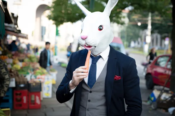 Tavşan havuç maskesi adamla — Stok fotoğraf