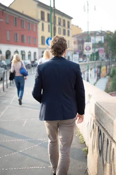 Elegante aantrekkelijke mode hipster man levensstijl wandelen — Stockfoto