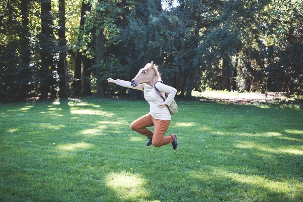 Jovem hipster cavalo máscara mulher no outono — Fotografia de Stock