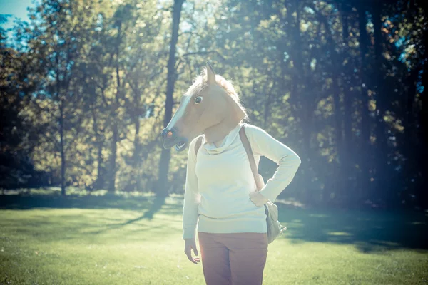 Jovem hipster cavalo máscara mulher no outono — Fotografia de Stock