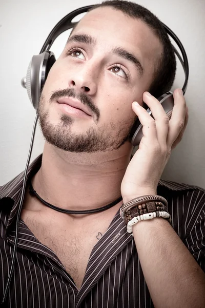 Giovane uomo elegante ascoltare musica — Foto Stock