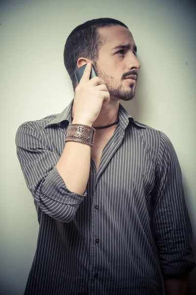 Jeune homme élégant au téléphone — Photo