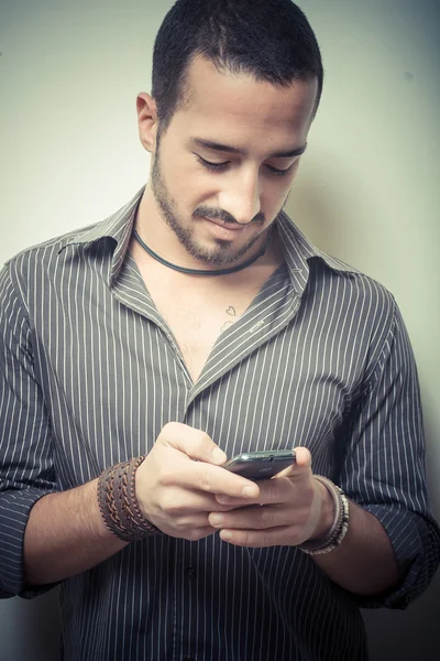 Joven hombre con estilo en el teléfono —  Fotos de Stock