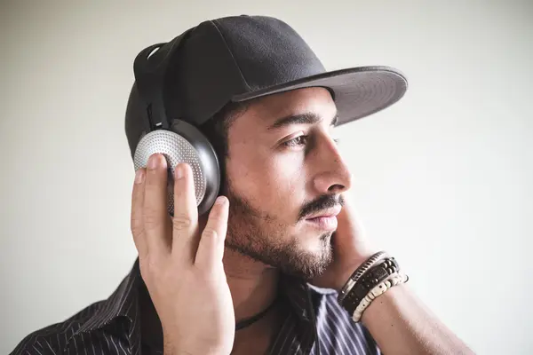 Young stylish man listening to music — Stock Photo, Image