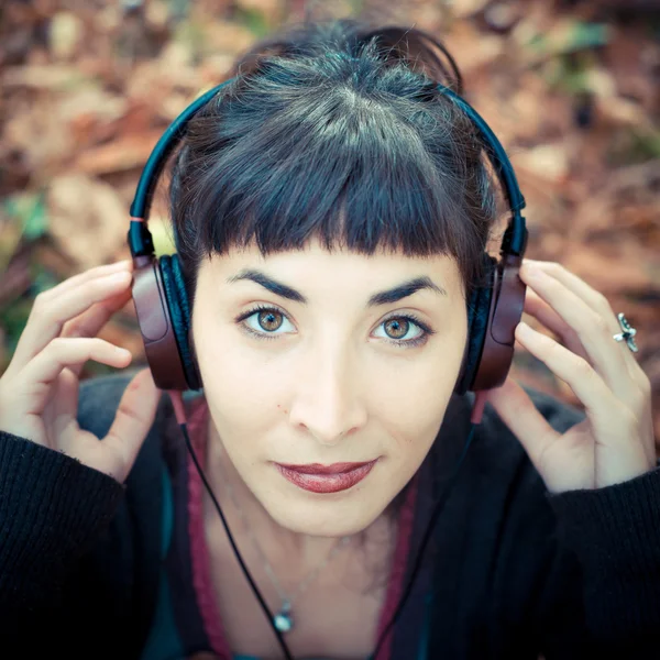 Belle jeune femme À l'écoute de la musique — Photo