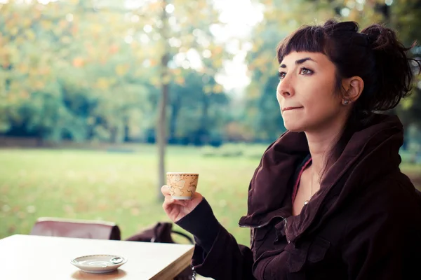 Schöne junge Frau trinkt Kaffee — Stockfoto