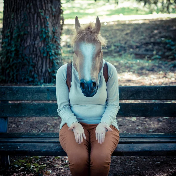 Kobieta maska koń młody hipster jesienią — Zdjęcie stockowe