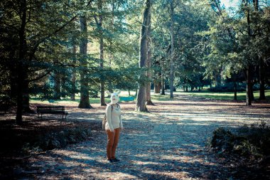 Genç hipster tavşan maskesi kadın Güz