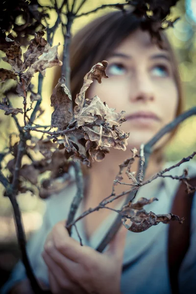 Blond bederní dívka v lesích — Stock fotografie