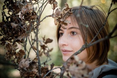 ormanlık sarışın hippi kız