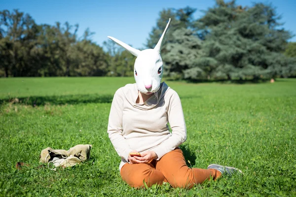 Telefondaki genç hipster tavşan maskesi kadın — Stok fotoğraf