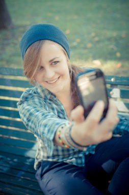 güzel genç sarışın hipster kadın selfie