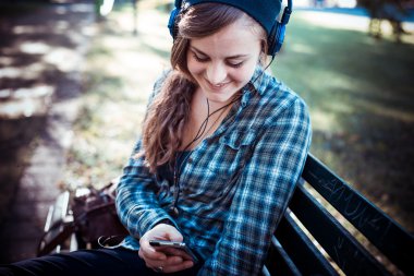 güzel genç sarışın hipster kadın müzik dinleme